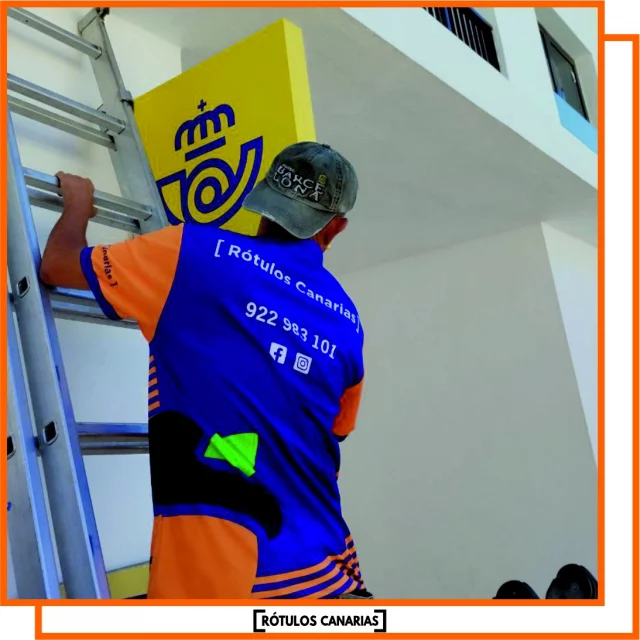 📬✨ Hemos instalado banderolas personalizadas para Correos.
Un rótulo visible, resistente y con diseño a doble cara para garantizar que el servicio postal más reconocido llegue con la mejor imagen.

En Rótulos Canarias trabajamos cada detalle para que tu marca destaque en la calle con profesionalidad y durabilidad. 🚀

🔹 Fabricación propia
🔹 Instalación segura y certificada
🔹 Materiales de alta calidad

👉 Si quieres que tu negocio sea imposible de pasar por alto, ¡contáctanos!

#RótulosCanarias #Banderolas #Rótulos #PublicidadExterior #ImagenCorporativa #Correos #Señalética #DiseñoDeRótulos #Visibilidad #Rotulación #Canarias