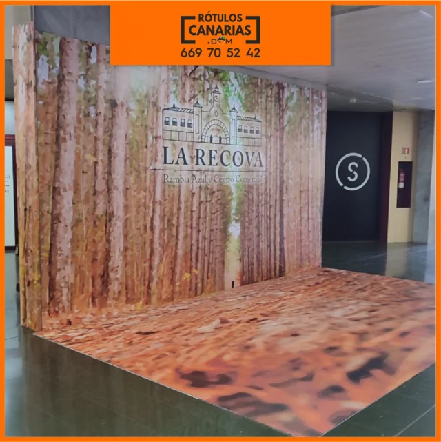 🍂✨ Photocall envolvente para La Recova – Rambla Azul y Centro Comercial.
Un espacio totalmente personalizado con suelo, pared trasera y laterales, creando una experiencia visual inmersiva perfecta para fotos y eventos.

Diseñado, impreso y rotulado a medida, este montaje combina realismo, impacto visual y resistencia, transformando por completo el entorno del centro comercial.

📍 En Rótulos Canarias damos vida a espacios que comunican, sorprenden y se convierten en el escenario perfecto para tu marca.

#RótulosCanarias #LaRecova #Photocall #DecoraciónComercial #Vinilos #DiseñoCanario #TrabajosReales #HechoEnCanarias #EmpresasCanarias #RotulaciónTenerife #DiseñoCorporativo #IdentidadVisual #PublicidadInterior #DecoraciónDeEspacios #VisibilidadDeMarca #DiseñoProfesional #Rótulos #Eventos #PhotocallCanarias #Canarias