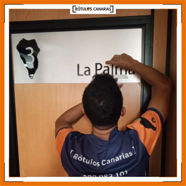 💼🚢 Detalle de las placas personalizadas que realizamos para las oficinas de Fred. Olsen.
Cada una combina acero inoxidable cepillado con metacrilato negro troquelado, creando un acabado elegante, resistente y con relieve que aporta identidad y profesionalidad al espacio.

El resultado: señalética duradera, con un diseño limpio y corporativo, perfectamente integrada en la estética de las oficinas 🧭✨

Si tu empresa necesita señalización de calidad, personalizada y adaptada a tu imagen de marca, en Rótulos Canarias lo hacemos posible 💪

#RótulosCanarias #FredOlsen #Señalética #DiseñoCorporativo #RotulaciónTenerife #OficinasCanarias #Metacrilato #AceroInoxidable #DiseñoCanario #Rótulos #Cartelería #IdentidadVisual #TrabajosReales #HechoEnCanarias #EmpresasCanarias #DiseñoProfesional #Señalización #Rotulación #DiseñoDeInteriores #VisibilidadDeMarca